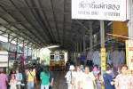 Mae-Klong-Linie Bf. Mae Klong am 27.M�rz 2010, im Hintergrund der nummernlose Triebwagen.