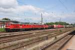 232 675-9 f�hrt mit zwei weiteren Loks und einem G�terzug ...