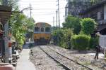 Mahachai-Linie 1212 kreuzt am 25.M�rz 2010 auf der Mahachai-Strecke im bangkoker Stadtteil Bang Kho die Thanon Wutthakat.