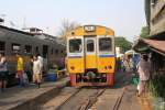 Mahachai-Linie 1212 am 27.M�rz 2010 im Bf. Mahachai.