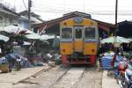 Mahachai-Linie 1255 f�hrt am 27.M�rz 2010 in den Bf. Mahachai ein.