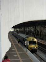 Ein EMU der KTM Komuter am 17.04.2011 im alten Bahnhof von Kuala Lumpur. Diese Zge wurden mittlerweile durch moderne ersetzt, Bilder folgen.