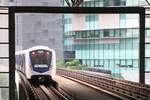 rapidKL LRT-Garnitur 96 mit Wagen 196 als letztes Fahrzeug (Hersteller: Bombardier, Type: Innovia Metro 300) der KLAV 27 Serie (KLAV = Kuala Lumpur Additional Vehicle programme) fährt am 11.März 2024 aus der Stesen KL Sentral (KJ15) in Richtung Bank Rakyat-Bangsar (KJ16).