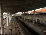 Zug 11 am 14.01.2013 auf der Fahrt von Butterworth nach Kuala Lumpur in der modernen und etwas berdimensionierten Bahnhofshalle von Ipoh.