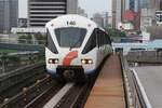 rapidKL LRT-Garnitur 46 mit Wagen 146 als letztes Fahrzeug (Hersteller: Bombardier, Type: Innovia ART 200 (Mark II) 818-Serie) fährt am 11.März 2024 aus der Stesen Pasar Seni (KJ14).