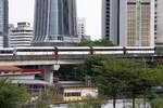 rapidKL LRT-Garnitur 37 mit den Wagen 137-337-437-237 (Hersteller: Bombardier, Type: Innovia ART 200 (Mark II) 818-Serie) am 11.März 2024 aus KL Sentral kommend kurz vor der Stesen Pasar Seni (KJ14).