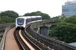 rapidKL LRT-Garnitur 79 mit Wagen 279 als erstes Fahrzeug (Hersteller: Bombardier, Type: Innovia Metro 300) der KLAV 14 Serie (KLAV = Kuala Lumpur Additional Vehicle programme) fährt am 11.März 2024 in die Stesen Pasar Seni (KJ14) ein.