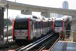 rapidKL LRT-Garnitur (Hersteller: CSR Zhuzhou Electric Locomotive Co., Ltd., Type: LRV-Gelenktriebzug) Spitzname  AMY  mit Wagen 4451 als letztes Fahrzeug verlässt am 13.Dezember 2023 die Stesen Sungai Besi (SP16) in Richtung Bukit Jalil (SP17) während sich aus dieser Richtung eine weitere Garnitur mit Wagen 3201 als erstes Fahrzeug nähert.