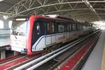 rapidKL LRT-Garnitur (Hersteller: CSR Zhuzhou Electric Locomotive Co., Ltd., Type: LRV-Gelenktriebzug) Spitzname  AMY  mit Wagen 3196 als letztes Fahrzeug am 13.Dezember 2023 in der Stesen Sungai Besi (SP16).