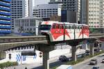 rapidKL Monorail Garnitur 21 mit den Nummern 2101 - 2104 (Hersteller: Scomi Rail, Type SUTRA) am 13.Dezember 2023 zwischen den Stesen's Imbi (MR5) und BBCC-Hang Tuah (MR4).