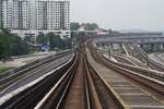 Im Streckenabschnitt der rapidKL MRT Putrajaya Line (PY) zwischen den Stesen's Kampung Selamat (PY03) und Kwasa Damansara (PY01) liegt kurz vor der Stesen Kwasa Damansara die Anbindung zum MRT-Depot Sungai Buloh der Putrajaya Line (PY) und Kajang Line (KG). - Im Bild vom 12.März 2024, aufgenommen von der  rapidKL MRT-Garnitur 245, erkennt man links und rechts der Putrajaya Linegleise deren Depotzufahrten und im Bild rechts die Depotzufahrt der Kajang Line.