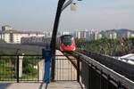 rapidKL MRT-Garnitur 219 (Hersteller: HAP Consortium, Hyundai Rotem + Apex Communications + POSCO Engineering, Type: EMU) Spitzname  Ducky  fährt am 13.Dezember 2023 in die Stesen Putrajaya Sentral (PY41) ein.