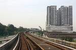 Streckenabschnitt der rapidKL MRT Putrajaya Line (PY) zwischen den Stesen's Sungai Buloh (PY04) und Sri Kampung Selamat (PY03 - im Hintergrund erkennbar) am 12.März 2024.