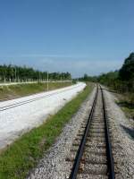 Die neuen und alten Bahngleise der malaysischen Hauptstrecke am 14.01.2013 zwischen Padang Besar und Alor Setar.