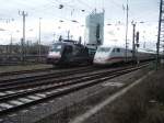 mannheim Eine BR 182 der MRCE Dispolok trifft in Mannheim einen ICE 1.
