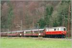 mariazellerbahn-st-polten---mariazell Fast jeden Tag wurde Adventsonderzug von St.P�lten nach Mariazell von der G�singer-1099er (1099.002) bespannt. Auf diesem Bild ist sie mit einer siebenteiligen braunen Wagengarnitur zu sehen. Die Aufnahme entstand am 28. November 2009 zwischen der Bedarfshaltestelle Schwerbach und Loich. 