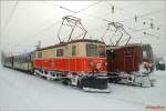 mariazellerbahn-st-polten---mariazell Mariazell 1. Februar 2010: Die 1099 011 'Puchenstuben' wartete auf die Abfahrt mit dem R 6804 nach St.P�lten, w�hrend die wundersch�n verschneite 1099 010 in der �tscherb�r Lackierung noch drei bis vier Stunden auf ihre Heimreise warten musste.