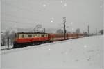 mariazellerbahn-st-polten---mariazell Der R 6811, der nur an Wochenenden bis nach Mariazell verkehrt, bestand am 7. Februar 2010 aus der Zuglok 1099 011 'Puchenstuben' und drei blutorangen Waggons. Ich fotografierte sie zwischen Kirchberg an der Pielach und Schwerbach.