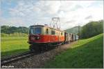 mariazellerbahn-st-polten---mariazell Hoch der 1.Mai!!!
Wie jedes Jahr wird die Zuglok des R 6805 geschm�ckt. Heuer war es die 1099 001 'St.P�lten', die den aus 5 bunten Waggons bestehenden Zug nach Mariazell brachte. Das Bild entstand zwischen Tradigist und Kirchberg.