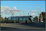 Seit 2011 verbindet eine Straßenbahn mit zwei Linien die Städte Rabat und Salé. Hier kreuzt der Alstom Citadis 006 die Avenue Hassan II. (Rabat, 23.11.2015)