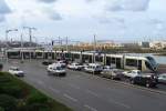 Seit 2011 verbindet eine Straßenbahn mit zwei Linien die Städte Rabat und Sale. Fotografiert am 28.01.2016.
Hier fährt eine Alstom Citydis auf der Avenue Hassan II.