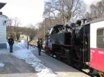 Bad Doberan Molli-Lok 99 2323-6 setzt sich vor ihrem Zug ...