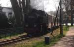 99 2324 kurz vorm Bahnhof K�hlungsborn Ost am 13.4.2010  ...