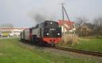 99 2322 kurz vorm Bahnhof K�hlungsborn Ost am 13.4.2010  ...