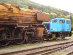 meiningen-dampflokwerk 'klein' hat 'gross' am Haken. Die 01er aus N�rnberg sieht katastrophal aus,nach dem Grossbrand.Hier steht sie,genau wie 45 010, im DLW Meiningen (Sept.  2009) zur musealen Aufarbeitung.