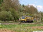 Gleisme�-Fahrzeug 200 der Englischen Sperry-Rail International auf dem Weg bei ...