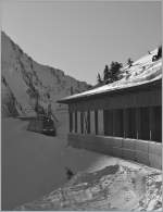 In Hintergrund, im Schatten und vom Schnee teilweise verdeckt; und ...
