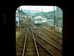mizuma-bahn Die Mizuma-Bahn: Diese 5,5 km lange Bahn (1067mm-Spur) im S�den von Osaka diente urspr�nglich Pilgern zu einem grossen Tempel. Seit 2006 ist die Bahn eine Tochtergesellschaft einer Gourmet-Restaurantkette. 1990 bekam sie vom T�ky�-Konzern (S-Bahn Tokyo) 10 Wagen Typ 7000, die in Tokyo f�r durchgehende Z�ge auf die U-Bahn eingesetzt waren. Hier steht Zug 7003 in der Endstation Mizuma, 16.August 2008. 
