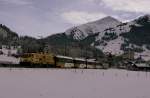  Schokoladenzug-Lok mit Goldenpass Panoramic 3115 nach Montreux kurz nach Gstaad.
(14.01.2010) ...