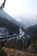 MOB Montreux - Berner Oberland - Bahn GDe 4/4 Nr. 6005 oder 6006 am Ende der la Tin� Schlucht. Aufgenommen am 12.03.2010. Ich w�rde gerne Wissen, was Ihr von dem Fotostandpunkt haltet. 