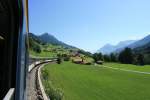MOB Montreux - Berner Oberland - Bahn Ein GoldenPass-zug F�hrt durch das Simmental in der Schweiz.
