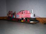 Ich habe fr einen Santa's Toy Shop Wagen eine Lokomotive gebaut. Die Lok ist hochbebockt, deshalb fhren die Kabel den Strom fr die Beleuchtung.