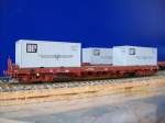 Piko Containertragwagen mit Containern, 3 Container der DR in Versuchslackierung 