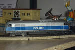 Manchmal fragt man sich, auf was für merkwürdige Ideen die Modellbauer kommen: Siemens EuroRunner ER20 als Polizeilok mit Blaulicht (»sofort runter von der Schiene, jetzt kommt die Polizei«)! Gesehen in einem Schaufenster in Hohenems (Vorarlberg), fotografiert am 19.02.2020.