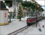 Die Märklin mini club Z-Spur V 218 304-4 ist auf meinem Winterdiorama bei Kilometer 53.7 unterwegs.