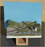 Ein Blick hinter bzw, über die Kulisse: Mein T Gauge Diorama mit seinem für Fotos angebrachten  Himmel .