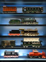 Diese Vitrinen im Verkehrsmuseum Nürnberg zeigt folgende Großmodelle:     - den Güterzuggepäckwagen 15700 und den Akku-Triebwagen 8373  - die Dampflokomotive BBI  2100   - die