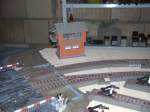 Modellbahn Spur H0 vonThomas Monreal Mein Frau ist dabei die H�user zu bauen. Heute kam das Stellwerk G�glingen West hinzu, der Platz ist schon gefunden, der Rest kommt noch.