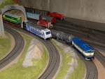 Modellbahn von Christian Maier Die 185 663 von Lokomotion und die CD Taucherbrille 754 028 mit ihren G�terz�gen bei der Durchfahrt durch den Bahnhof. 