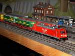 Modellbahn von Christian Maier Die 185 260 mit einem KLV-Zug im Bahnhof. 