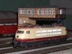 Modellbahn von Mirko Schmidt 103 118 vor dem Br�ckenstellwerk von Auhagen.