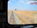 die Transmongolische Eisenbahn ist eine einspurige Strecke mit zahlreichen Kreuzungsmöglichkeiten, Breitspur 1520mm. Bild aus einer 2M62 rund 100km vor der russischen Grenze, 30.5.10