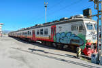 Elektrotriebwagen 412-041 an Gleis 1 im Bahnhof Podgorica. Aufgenommen 30.10.2017-11:58.