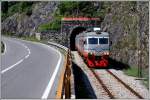 6 111 042/041 als R6152 von Bar nach Podgorica fährt hier auf den Damm von Lesendro am Skadarska Jezero/Skutarisee. (11.08.2014)