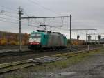 Cobra-Lok 2837 im Bahnhof Montzen auf Solo-Fahrt nach Aachen-West. Rechts ...