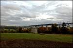 Eine unbekannte E186er überquert mit einem Kesselwagenganzzug das Viadukt von ... Eine unbekannte E186er überquert mit einem Kesselwagenganzzug das Viadukt von ...